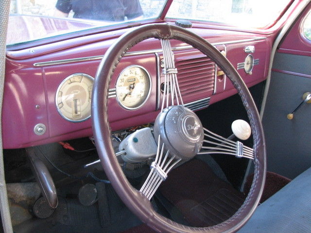 1939 Ford SUPER DELUXE (Plum/Gray)
