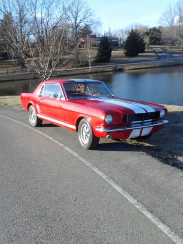 1966 Ford Mustang (Red/Red)