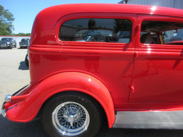 1934 Plymouth Sedan (Red/Tan)