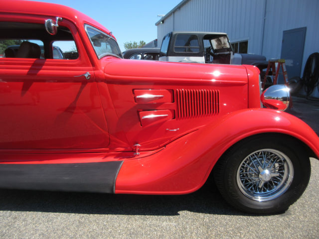 1934 Plymouth Sedan (Red/Tan)