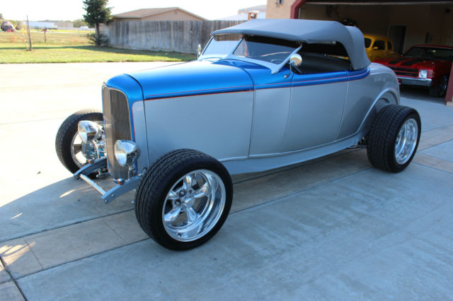 1932 Ford Roadster (cobalt blue / mercedes silver/Gray)