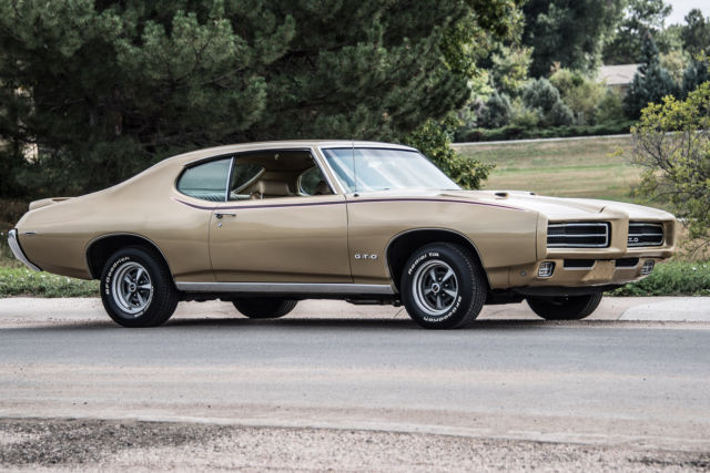 1969 Pontiac GTO (Gold/Gold)