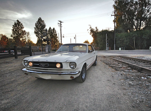 1966 Ford Mustang (WIMBLEDON WHITE/RED)