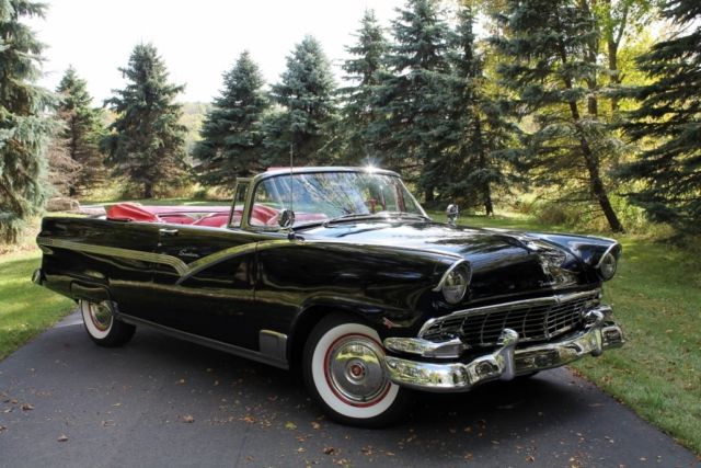 1956 Ford Fairlane (Black/Red)