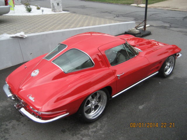 1963 Chevrolet Corvette (Red/Gray)