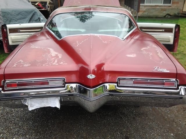 1972 Buick Riviera (Vintage Red with Body Molding/Artic White)