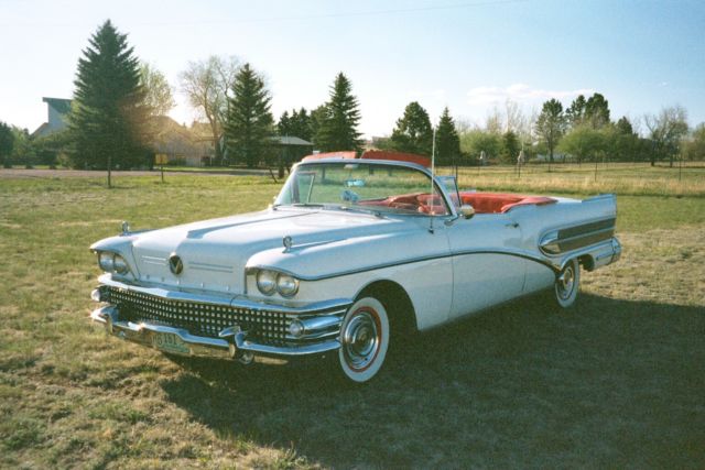 1958 Buick Roadmaster (White/Red)