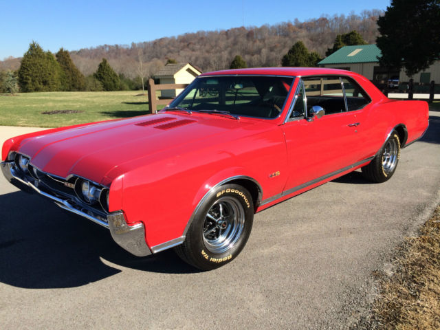 1967 Oldsmobile 442 (Red/Black)