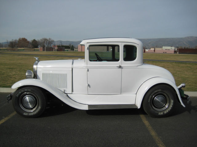 1931 Ford Model A (White/Gray/Red)