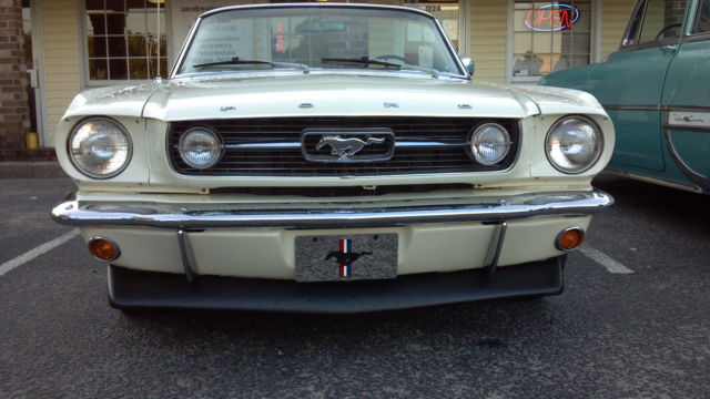 1965 Ford Mustang (WIMBLEDON WHITE/Black)