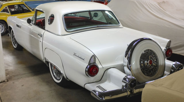1955 Ford Thunderbird (Pearl White/Red)