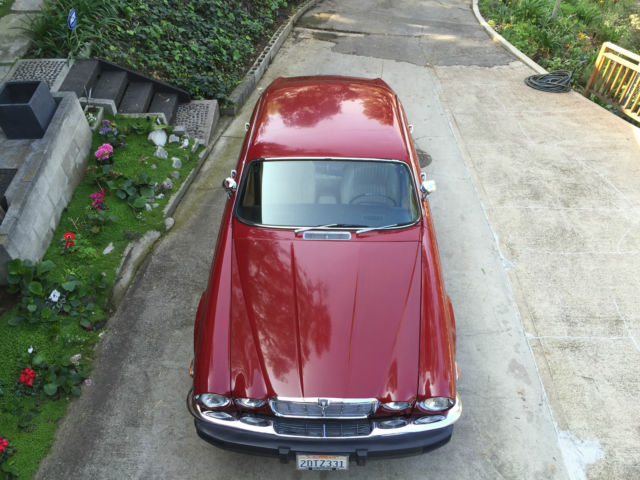 1977 Jaguar XJ6 (Regency Red/Biscuit)
