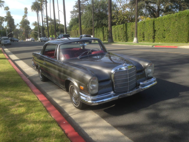 1968 Mercedes-Benz 200-Series (Gray/Red)