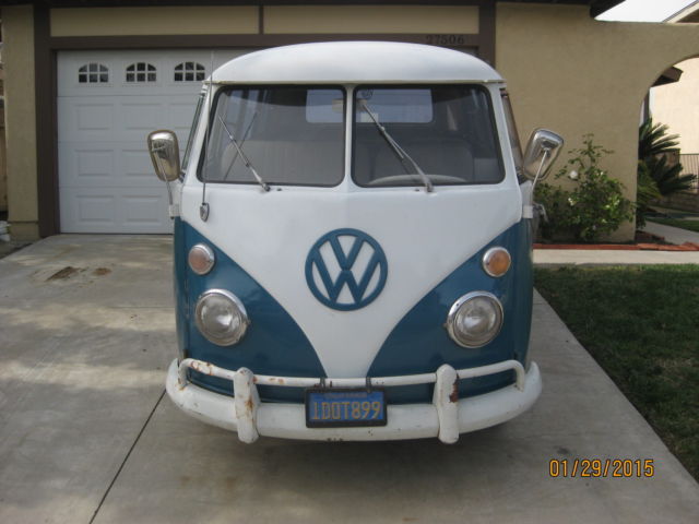 1967 Volkswagen Bus/Vanagon (Sea Blue & Cumulus White/Salt & Pepper)
