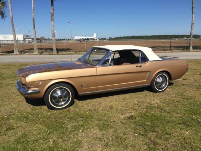 1965 Ford Mustang (Gold/Gold)