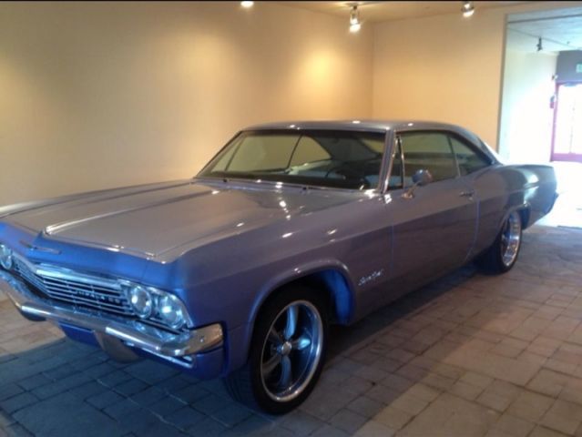 1965 Chevrolet Impala (Powder Blue/White)