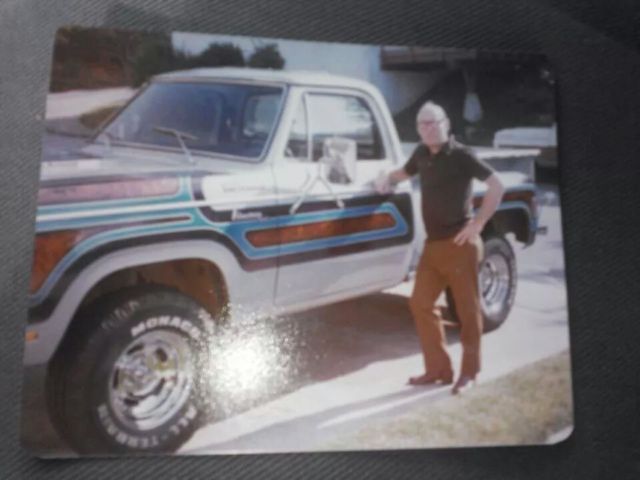 1977 Dodge Power Wagon (Primer/Black/Gray)