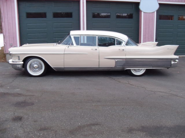 1958 Cadillac Fleetwood (#44 Buckskin/ Beaumont Beige/Tunisian Beige)