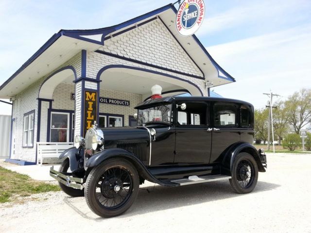 1929 Ford Model A (Black/Green)
