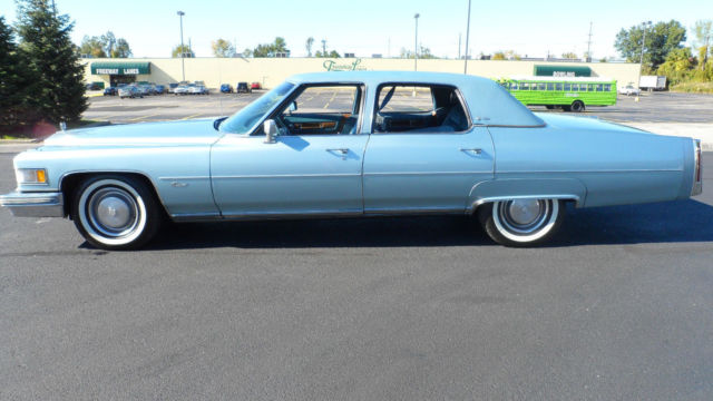 1975 Cadillac Fleetwood (Blue/Blue)