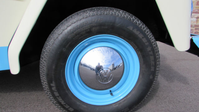 1973 Volkswagen Thing (Cream w/ Blue Accents (Acapulco Theme)/Black)