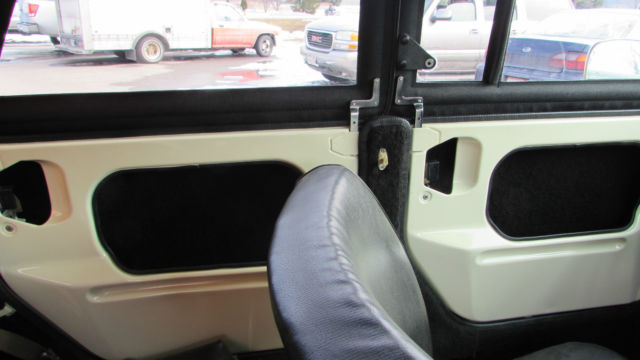 1973 Volkswagen Thing (Cream w/ Blue Accents (Acapulco Theme)/Black)