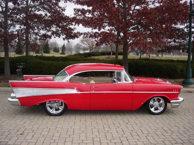 1957 Chevrolet Bel Air/150/210 (Red/Cream)