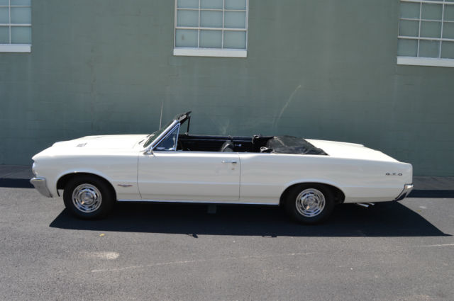 1964 Pontiac GTO (White/Black)