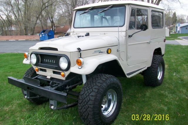 1969 Toyota Land Cruiser (Tan/Black)