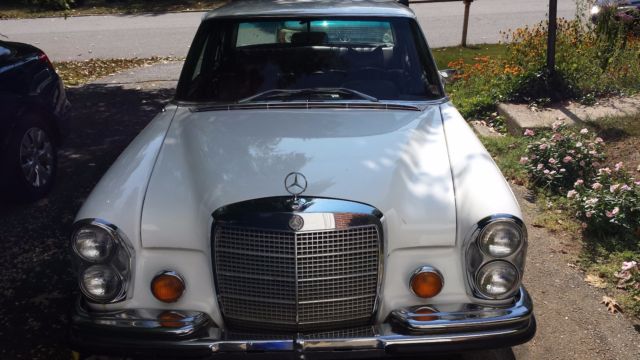 1971 Mercedes-Benz 200-Series (White/Red)