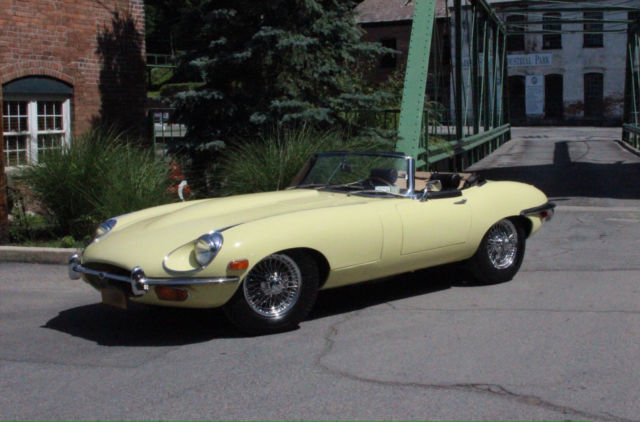 1969 Jaguar E-Type (Yellow/Black)