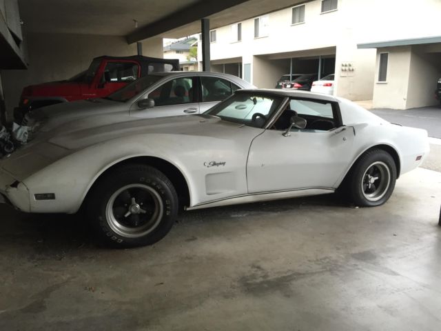 1975 Chevrolet Corvette (White/Tan)