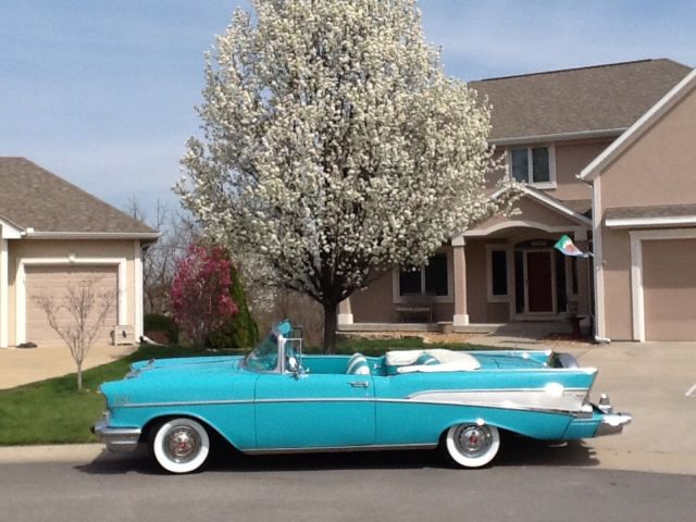 1957 Chevrolet Bel Air/150/210 (Turquoise and white, white top/Turquoise and white)