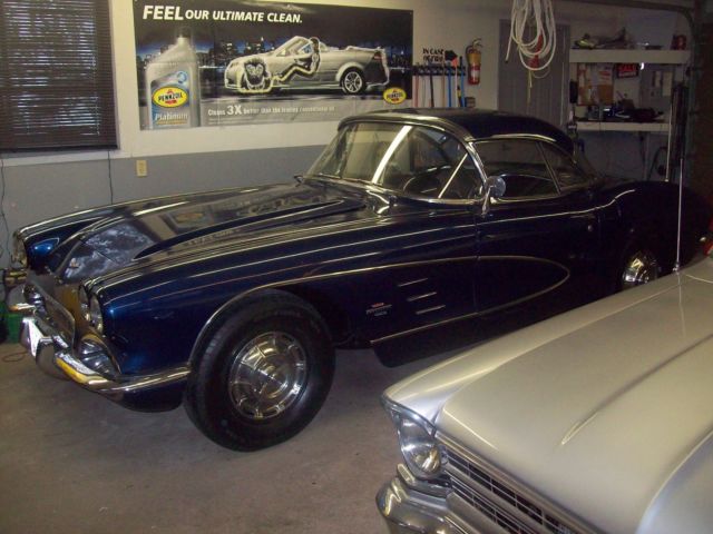 1961 Chevrolet Corvette (Blue/Black)