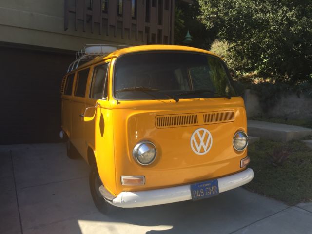 1972 Volkswagen Bus/Vanagon (Orange/Cream)