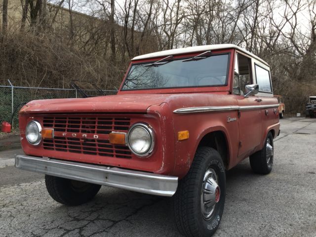1976 Ford Bronco (Candy Apple Red/Parchment)