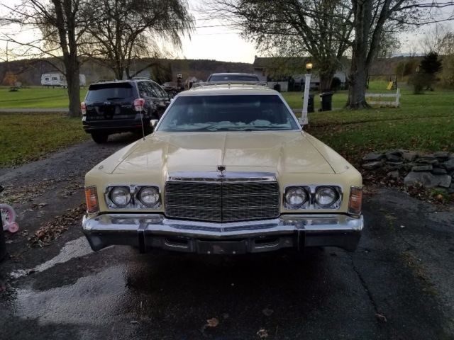 1977 Chrysler Town & Country (Yellow/Brown)