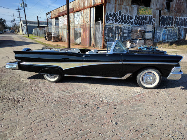 1958 Ford Fairlane (Black/white and black)