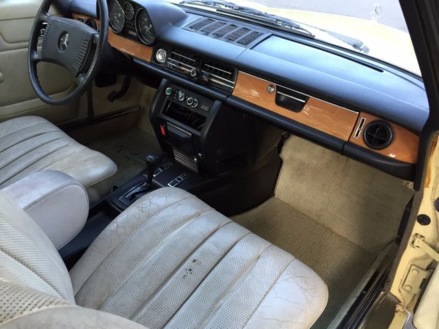 1974 Mercedes-Benz 200-Series (DB 606 Maple Yellow (ahorngelb)/Parchment LEATHER)