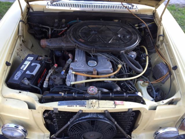 1974 Mercedes-Benz 200-Series (DB 606 Maple Yellow (ahorngelb)/Parchment LEATHER)