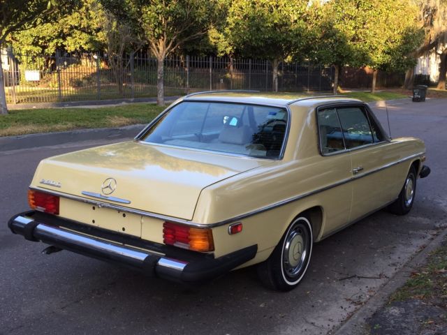 1974 Mercedes-Benz 200-Series (DB 606 Maple Yellow (ahorngelb)/Parchment LEATHER)