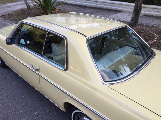 1974 Mercedes-Benz 200-Series (DB 606 Maple Yellow (ahorngelb)/Parchment LEATHER)
