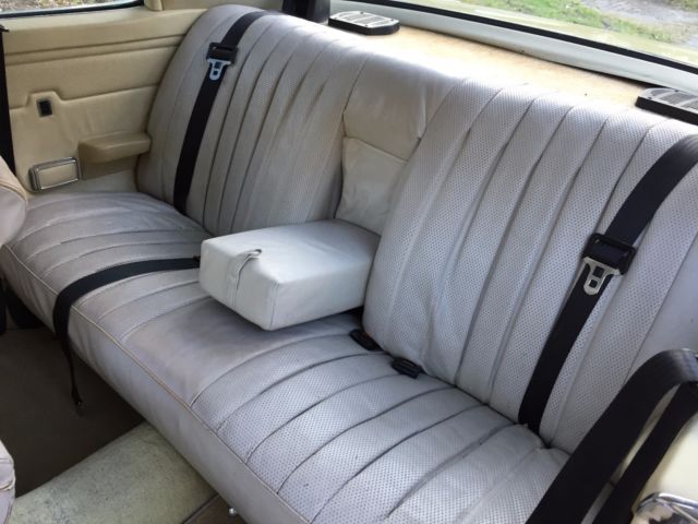 1974 Mercedes-Benz 200-Series (DB 606 Maple Yellow (ahorngelb)/Parchment LEATHER)