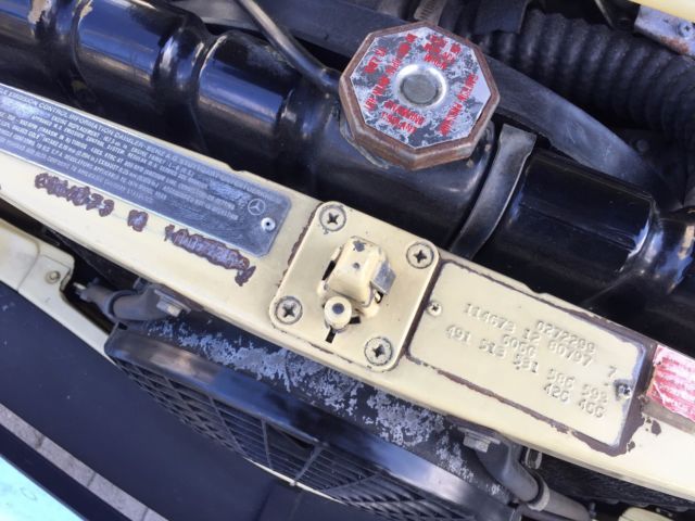 1974 Mercedes-Benz 200-Series (DB 606 Maple Yellow (ahorngelb)/Parchment LEATHER)