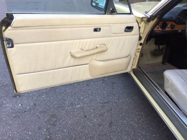 1974 Mercedes-Benz 200-Series (DB 606 Maple Yellow (ahorngelb)/Parchment LEATHER)