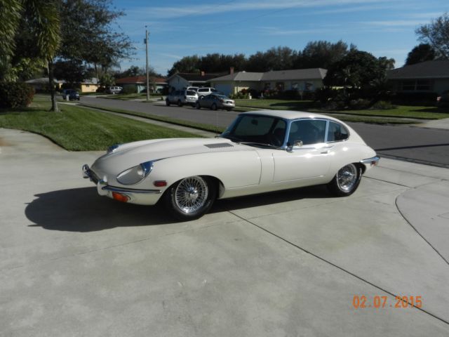 1969 Jaguar E-Type (OLD ENGLISH WHITE/NAVY BLUE)