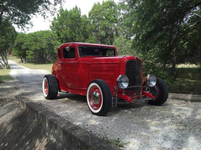 1932 Ford Model A (Red/Black)