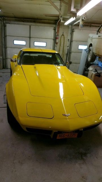1977 Chevrolet Corvette (Yellow/Tan)