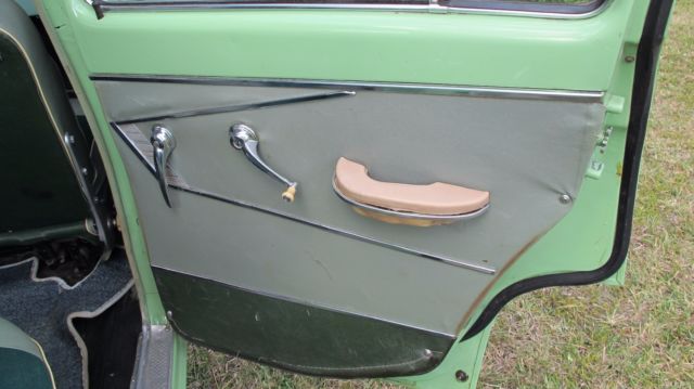 1963 GAZ VOLGA 21 (Green/Gray)
