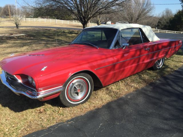 1966 Ford Thunderbird (Candyapple Red/Red)